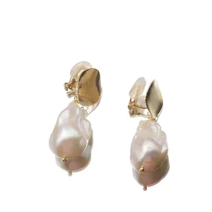 Orecchini a clip con perle barocche naturali e dettagli in oro spazzolato vintage.