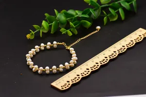 Handgemaakte zoetwaterparel armband met gouden kralen en liniaal voor de maat