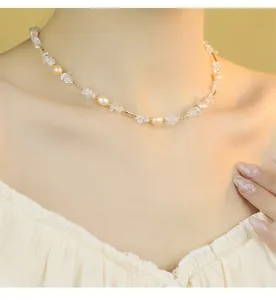 Vue détaillée d'un collier ras du cou en cristal blanc et perles naturelles sur un mannequin.