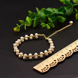 Handgemaakte zoetwaterparel armband met gouden kralen en een verstelbare verlengketting