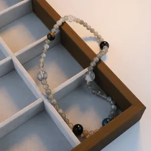 Elegante pulsera de piedra de luna natural y cuarzo mostrada en un joyero de lujo