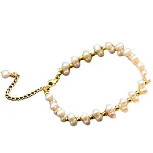 Elegant handgeweven zoetwaterparel armband met gouden kralen en verstelbare sluiting