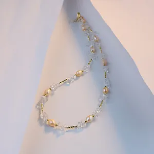 Collier élégant avec cristaux blancs concassés et perles naturelles sur chaîne dorée