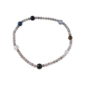 Pulsera de cuentas de piedra de luna gris y cianita con detalles de cristal