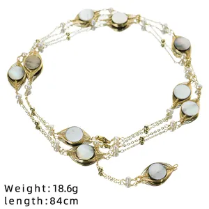 Elegante collana lunga con perle naturali e conchiglie, design in filo di rame dorato