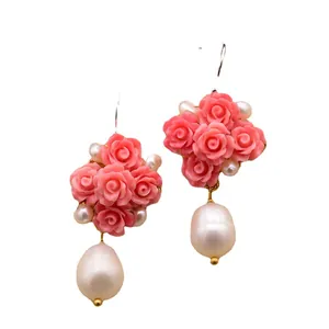 Élégantes boucles d'oreilles pendantes avec roses roses et perles baroques en argent 925