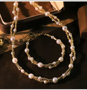 Elegantes Schmuckset mit natürlichen Perlen und goldenen Kupferperlen im Vintage-Stil.