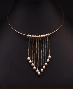 Vue détaillée d'un collier ras de cou élégant à glands en perles d'eau douce doré 18k
