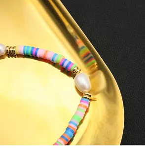 Detailaufnahme einer bunten Regenbogen-Perlenkette mit natürlichen weißen Süßwasserperlen.