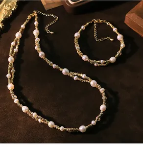 Elegantes Schmuckset mit natürlichen Perlen und strukturierten Goldperlen im Detail.