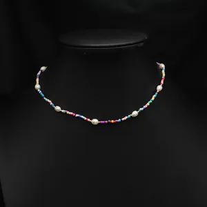 Collier artisanal de style ethnique avec perles naturelles et perles colorées