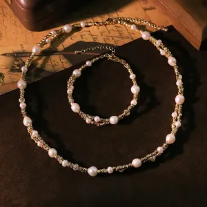 Elegantes Set aus Halskette und Armband mit natürlichen Perlen und Goldperlen