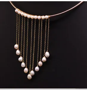 Détail d'un collier ras-du-cou vintage plaqué or 18k avec d'élégants pompons en perles d'eau douce.
