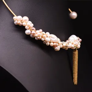 Macro-detail van natuurlijke zoetwaterparelketting met een chique gouden kwastje