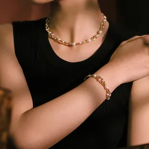 Elegantes Set aus Halskette und Armband mit Perlen und Goldperlen auf einem Model