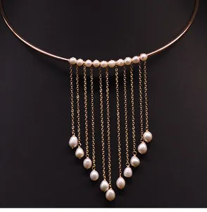 Détail d'un collier choker fait main avec glands en perles d'eau douce plaqué or