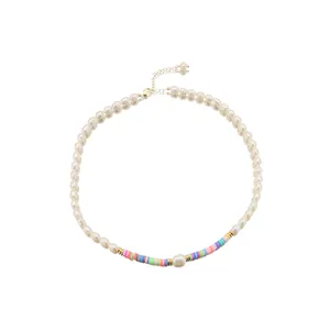 Elegante Süßwasserperlenkette mit bunten Regenbogenperlen auf weißem Hintergrund.