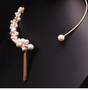 Detailopname van natuurlijke zoetwaterparel choker met een elegant gouden kwastje