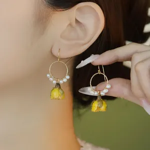 Élégantes boucles d'oreilles faites main avec roses jaunes et perles naturelles