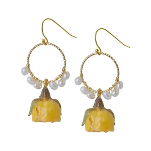 Élégantes boucles d'oreilles faites main en résine rose avec perles naturelles dorées