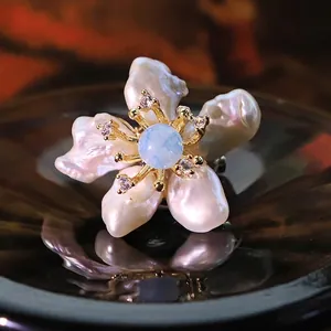 Elegante handgemaakte barokke parel bloem broche met blauwe steen en zirkonia details