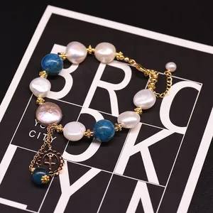 Handgefertigtes Armband mit Barockperlen, Kyanit und einem klassischen Kreuzanhänger