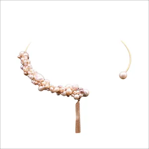 Elegante natuurlijke zoetwaterparel choker met gouden kwast en een luxe vintage uitstraling.
