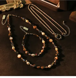 Vista detallada de conjunto de joyas vintage con perlas naturales y ojo de tigre.