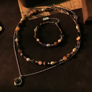 Elegante conjunto de joyas para mujer con collar y pulsera de perlas y ojo de tigre.