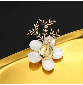 Detalle del cierre de alfiler trasero de un elegante broche de flor de nácar