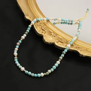 Gros plan d'un collier fait main avec des perles naturelles et des perles turquoise