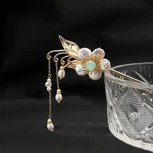 Elegante Haarnadel aus echten Naturperlen in Blütenform mit goldenen Blättern und Quasten