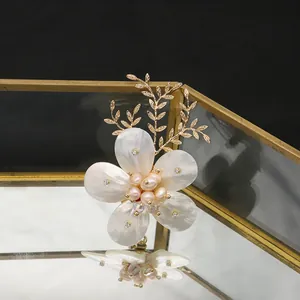 Broche de Flor de Concha y Perla de Agua Dulce para Mujer Chapado en Oro Aleación Diamante de Imitación Camelia Pin de Boda Regalo