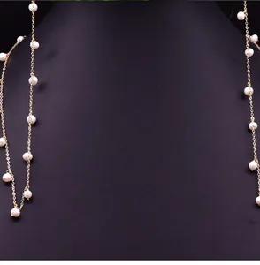 Dettaglio della catena per occhiali con perle d'acqua dolce naturali e catena oro