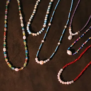 Colliers élégants en perles d'eau douce faits main avec perles de pierres colorées