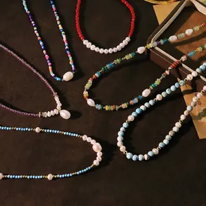 Collier fait main en perles d'eau douce naturelles avec perles colorées, style minimaliste
