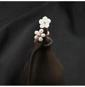 Épingle à cheveux en ébène avec fleur sculptée et détails de grappes de perles roses