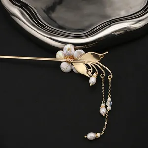 Traditioneller chinesischer Haarstab mit Perlenblumen und eleganten Quasten-Anhängern.