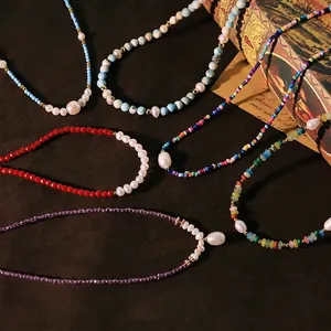 Collier artisanal en perles d'eau douce naturelles avec perles de pierres fines