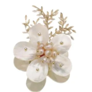 Elegante broche de flor de concha blanca con perlas naturales y hojas doradas