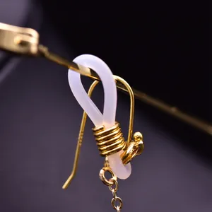 Vista macro del connettore in silicone e spirale dorata per catena occhiali di perle
