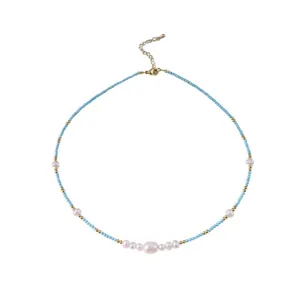 Collier artisanal en perles d'eau douce naturelles avec perles bleues et dorées