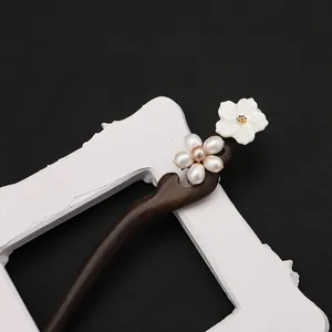 Pic à cheveux élégant en ébène avec fleur en perles d'eau douce pour Hanfu et Qipao