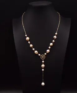 Elegante collana lunga a Y vintage con perle d'acqua dolce naturali su busto nero.