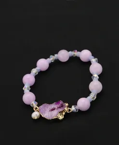 Detaillierte Nahaufnahme von Lavendel-Steinarmband mit lila Druzy-Geode und Perle