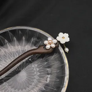 Pic à cheveux en ébène fait main avec fleur de nacre et perles pour Hanfu