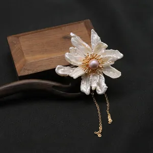 Traditionele Chinese Stijl Handgemaakte Ebbenhouten Haarstok met Zoetwater Barok Parel Bloem en Gouden Kwastjes Elegante Haaraccessoire