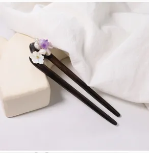 Détail du pic à cheveux en bois de santal avec fleurs en améthyste et nacre