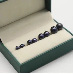 Orecchini a perno in perla nera d'acqua dolce di varie dimensioni in confezione regalo.