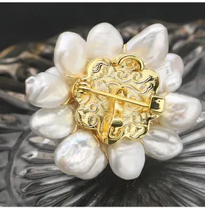 Dettaglio del retro placcato oro 18k e della chiusura di una spilla in perle naturali